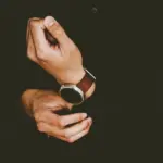 Hvordan undgår jeg, at min datters badedragt bliver for stram efter flere ganges brug?